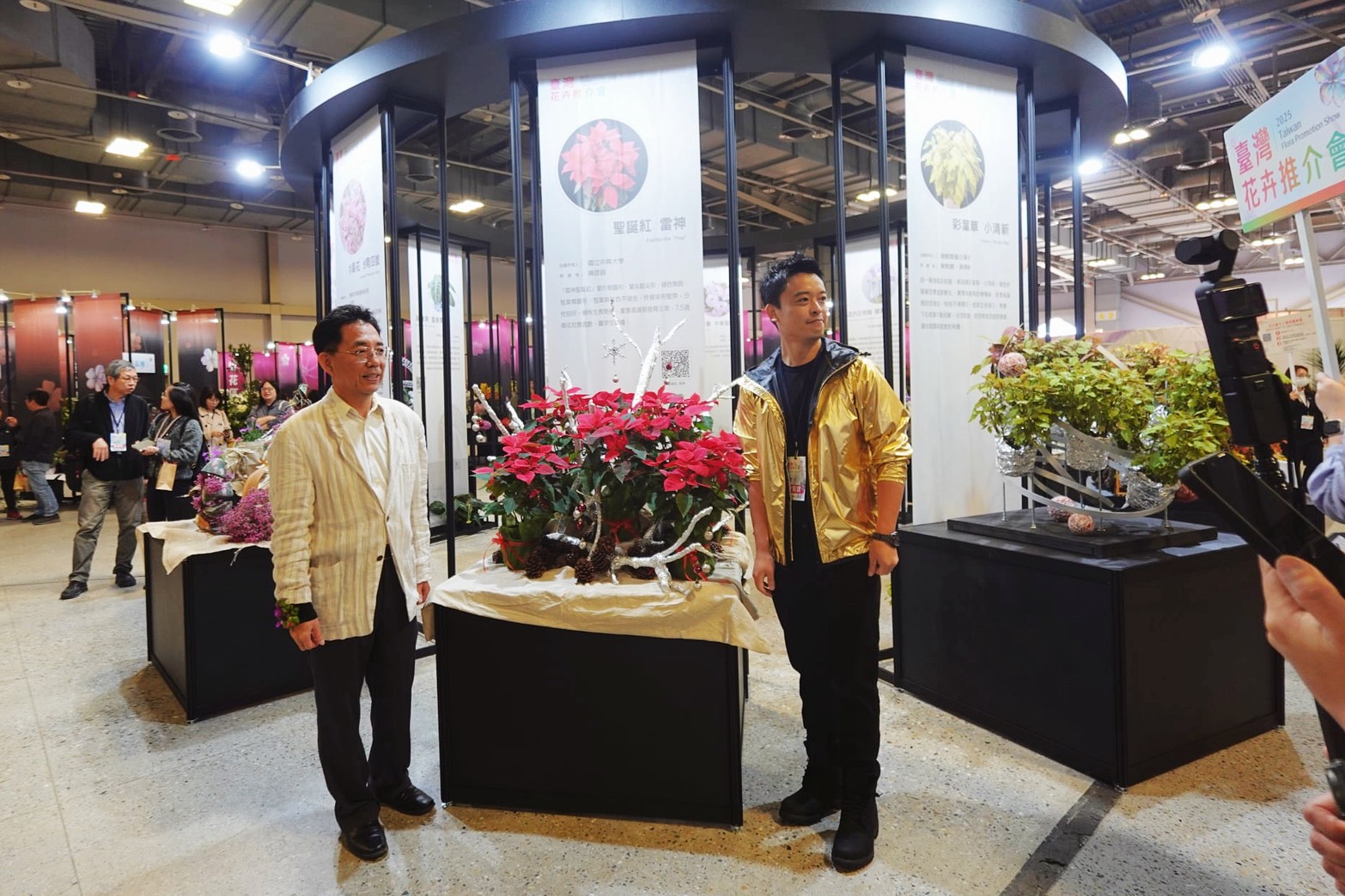 中興大學園藝系 陳彥銘副教授（右）與農糧署主任秘書陳立儀合影